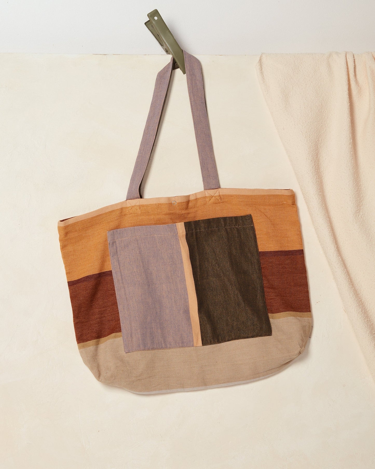 The Valley Bag brings forward the ease and function of a weekender bag. Take it on your next day trip, farmer's market run or as your everyday-bag. Handwoven with 100% natural color fibers by master artisans in San Antonio Palopó, Guatemala.