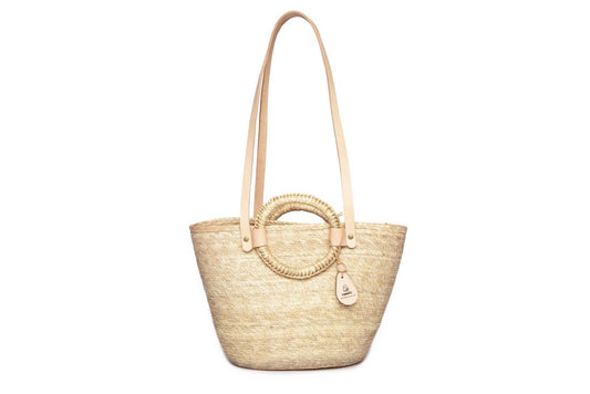 The mid-sized tote canasta is perfect for everyday adventures. It features over-the-shoulder leather straps as well as round handles for multiple carrying options. Caminito