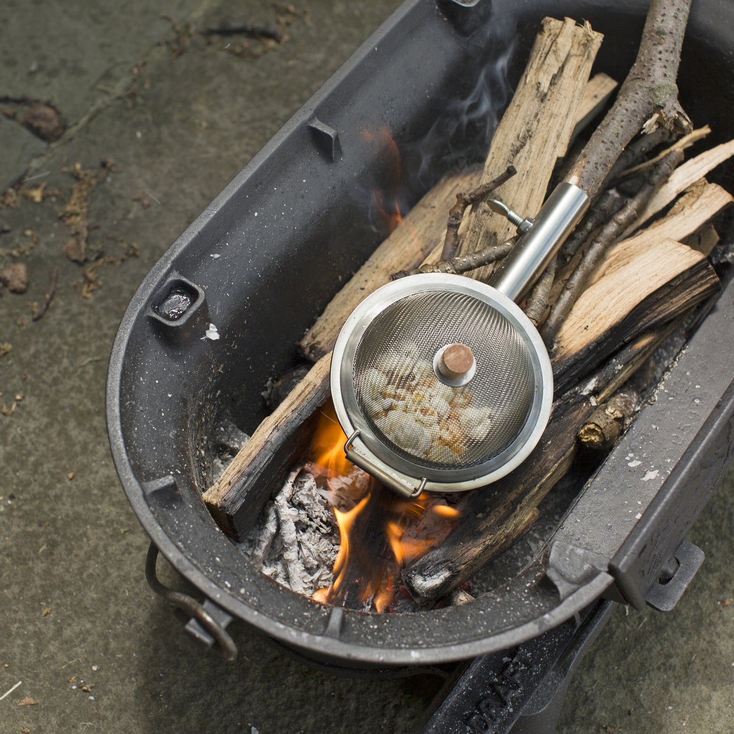 Nothing says good times like a fresh-popped bowl of popcorn around the fire, and with the Huckleberry Popcorn Maker, the whole process is a blast from start to finish! All you need is a campfire or fireplace to get the oil sizzling and the kernels popping.