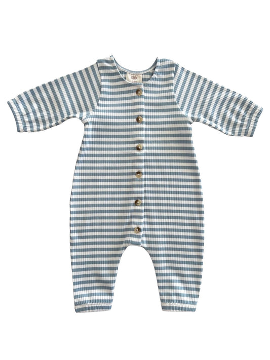 This striped Organic Long Sleeve Jumpsuit is that go-to piece in your little one’s wardrobe. Put on just this one piece, and you easily have a stylish outfit ready to go. Made in India.