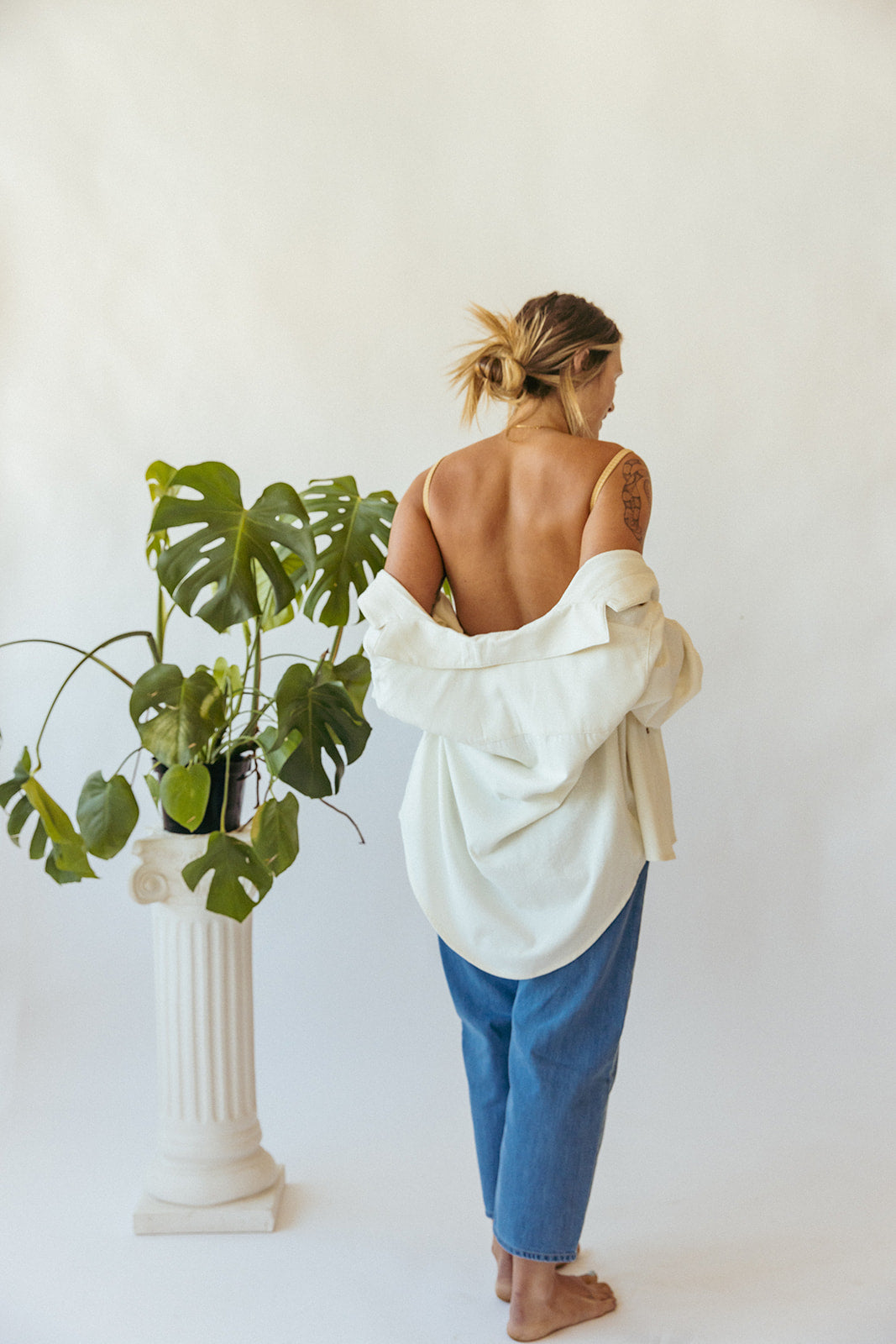 A high waisted "balloon" style leg, essentially a wide leg with a tapered ankle, with contrast stitching. Ethically made with 100% cotton in Portugal.