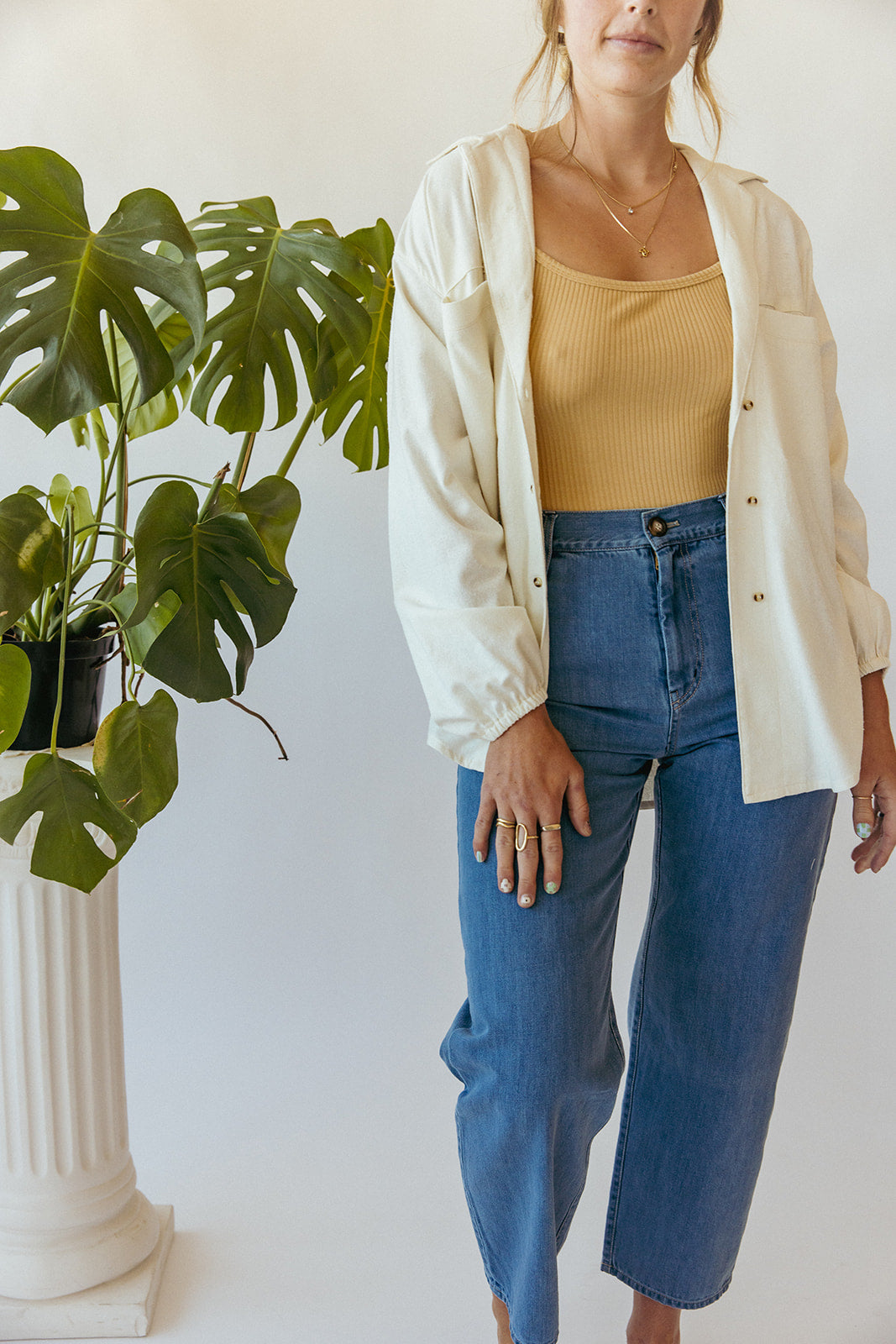 A high waisted "balloon" style leg, essentially a wide leg with a tapered ankle, with contrast stitching. Ethically made with 100% cotton in Portugal.