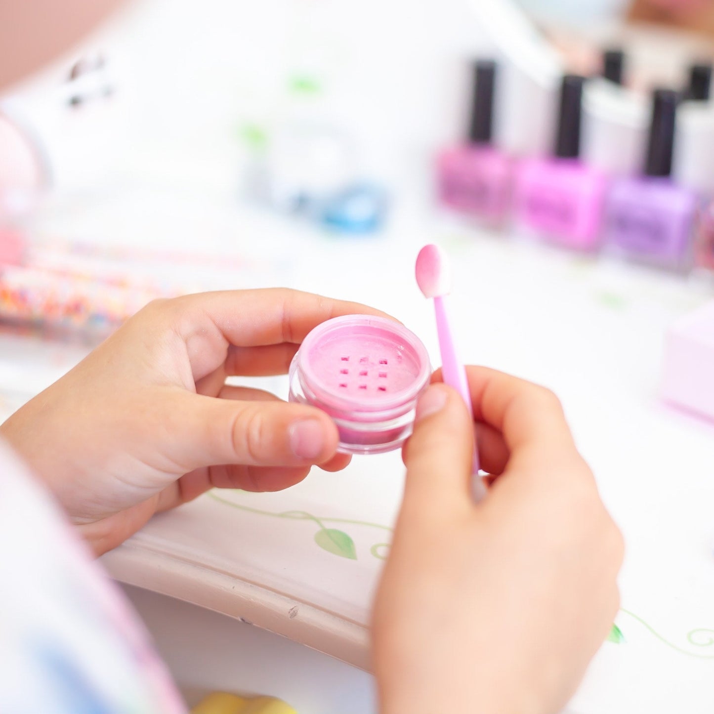 A gorgeous makeup kit for little ones who love to dress up and play - and for parents who want to protect their skin from harsh grown up products. Includes 2 eyeshadows, 1 lipstick, 1 blush & 2 applicators, packaged in a magnetic box for easy gifting. Free from talc, parabens, fragrances, nano-particles, phthalates. / oh flossy australia