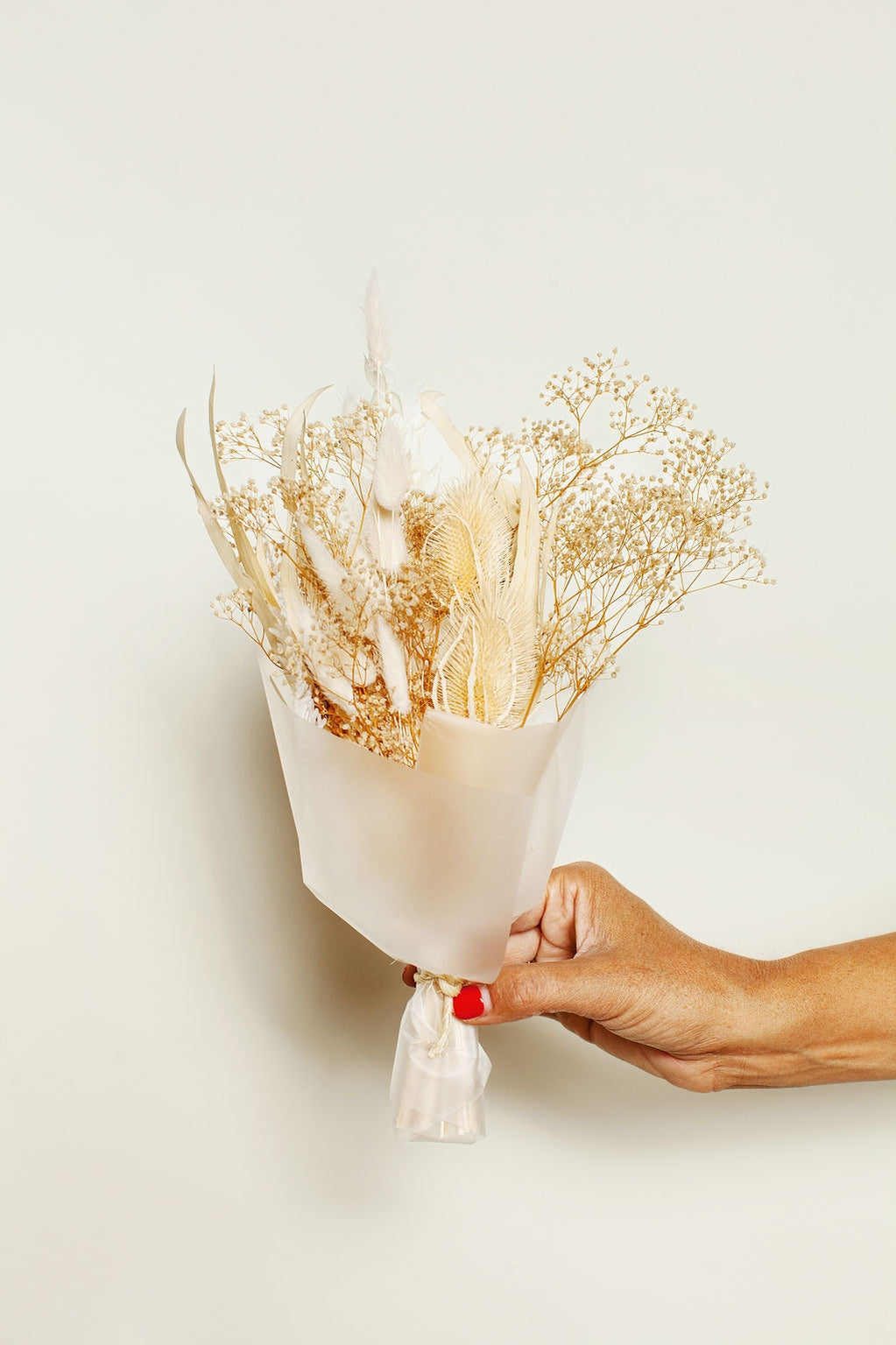 This dried bouquet is carefully arranged by a team of designers in Idlewild Floral Co's California studio, and are made of beautifully preserved long lasting flowers. Perfect paired with a bud vase or as a gift for any occasion. Each bouquet is 12"-14" long x 4"-6" wide.