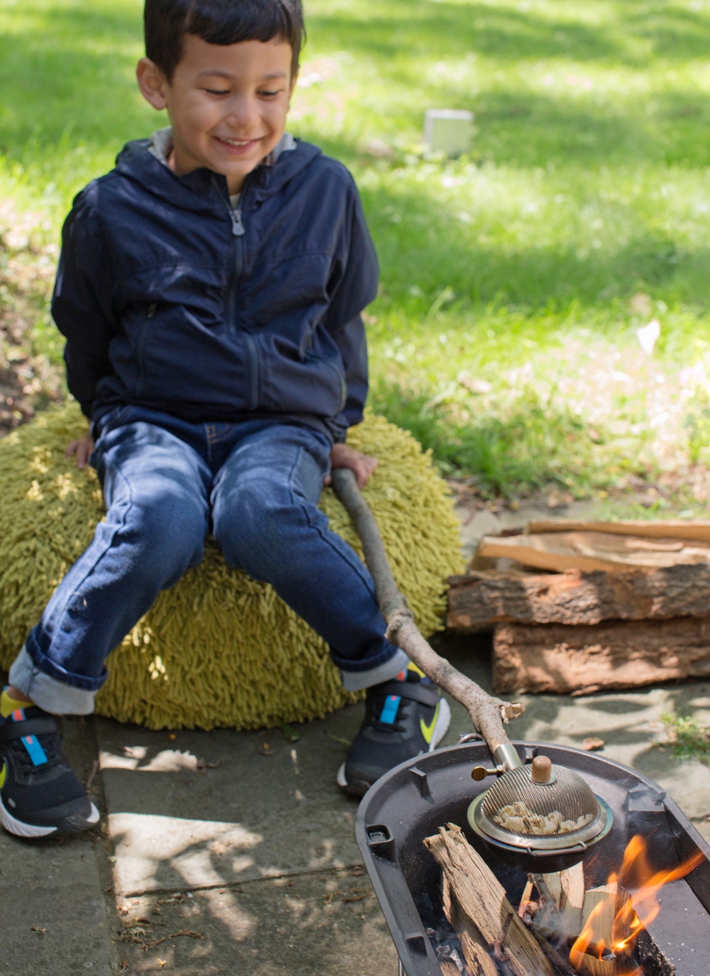 Nothing says good times like a fresh-popped bowl of popcorn around the fire, and with the Huckleberry Popcorn Maker, the whole process is a blast from start to finish! All you need is a campfire or fireplace to get the oil sizzling and the kernels popping.
