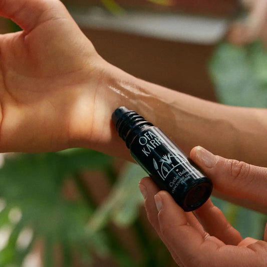 A concentrate of organic essential oils thought by and for women to alleviate pre-menstrual (PMS) and menopause symptoms. Cycle Balance supports hormonal transitions, calms emotional instabilities, and brings well-being and comfort.