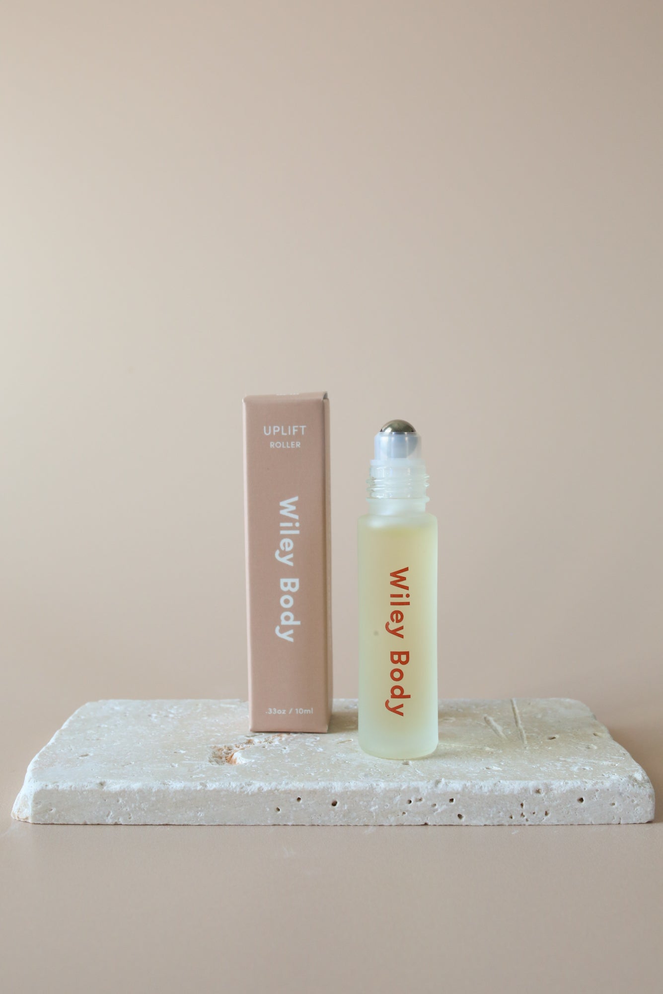 A little burst of brightness. Uplift Roller is a refreshing blend of pink grapefruit, lime, and litsea essential oils—crafted to awaken the senses and boost your mood, naturally.