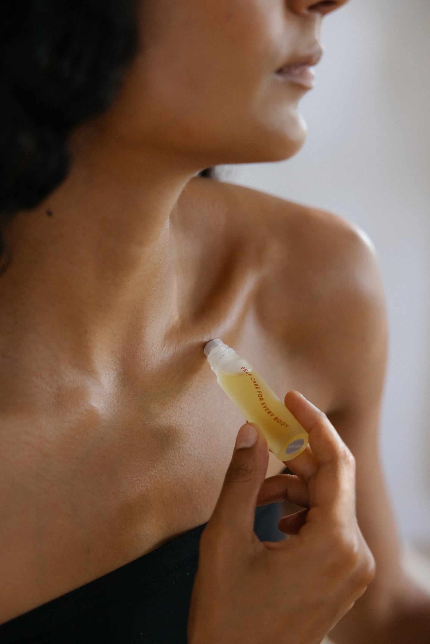 A little burst of brightness. Uplift Roller is a refreshing blend of pink grapefruit, lime, and litsea essential oils—crafted to awaken the senses and boost your mood, naturally.