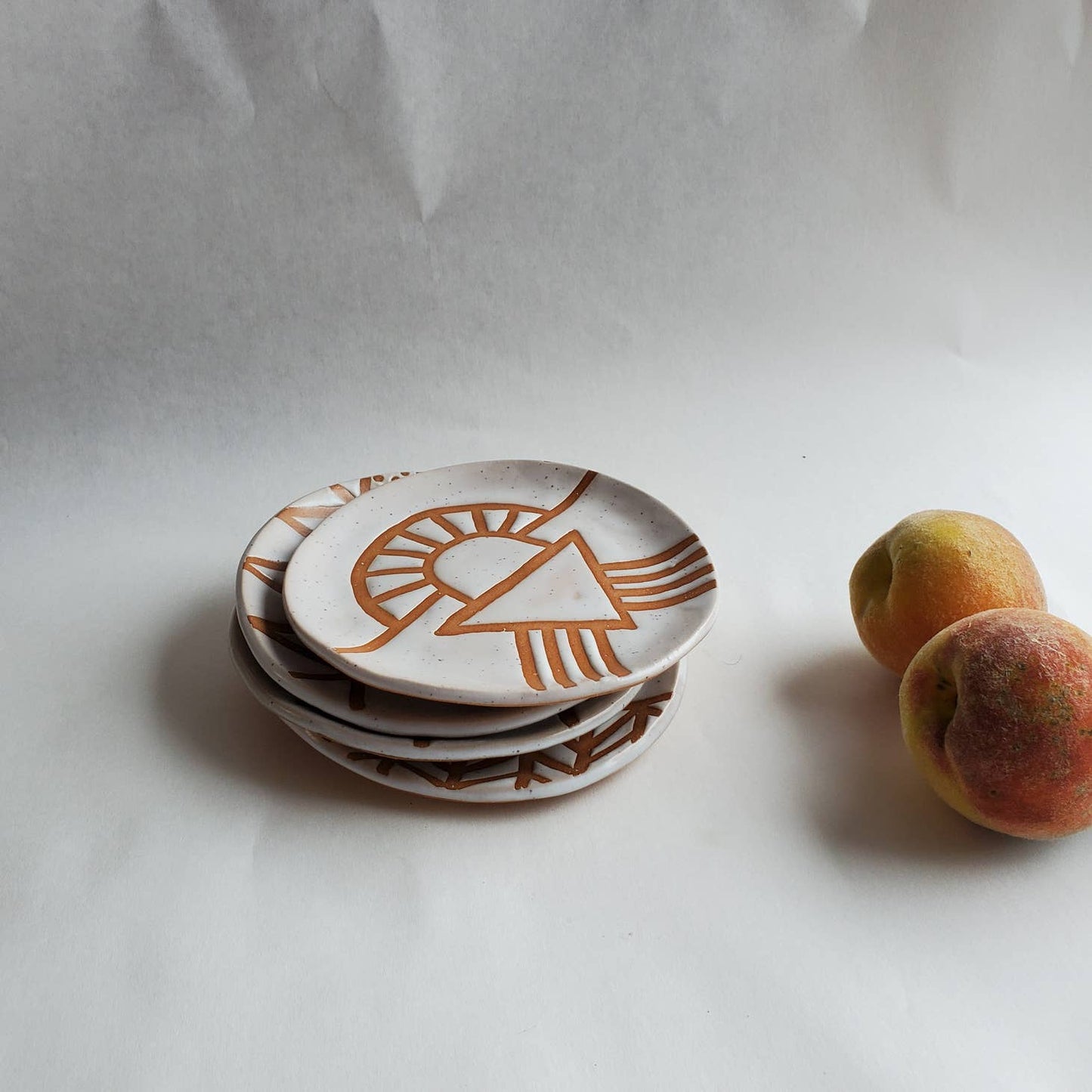 Enjoy your breakfast and snacks on these unique little dishes. Also suitable for your last clove of garlic, a tealight, your precious jewels, or that late night brownie.