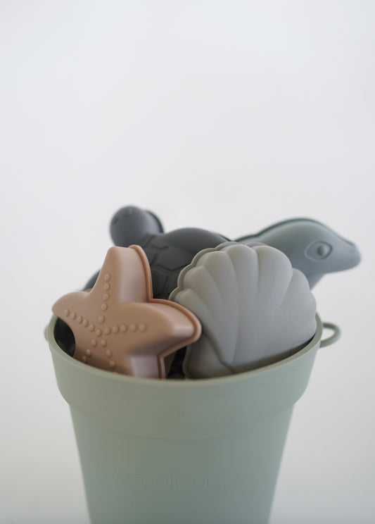 Sunshine on your mind? Bring on the vacation vibes with this beach set, including everything your little one needs for some fun in the sun.
Made from 100% bpa and chemical free silicone.