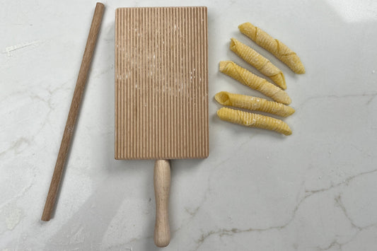 A traditional Italian board is used to shape the dough (Garganelli) or potato dough (Gnocchi) into small dumplings.
Handcrafted from premium solid beechwood, this versatile tool creates impeccable pasta shapes and textures, enhancing sauce adherence.
