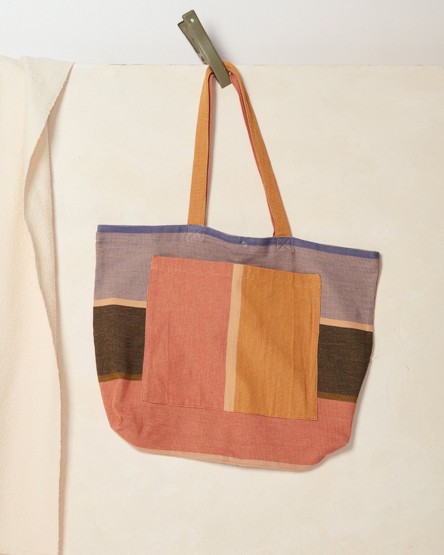 The Valley Bag brings forward the ease and function of a weekender bag. Take it on your next day trip, farmer's market run or as your everyday-bag. Handwoven with 100% natural color fibers by master artisans in San Antonio Palopó, Guatemala.