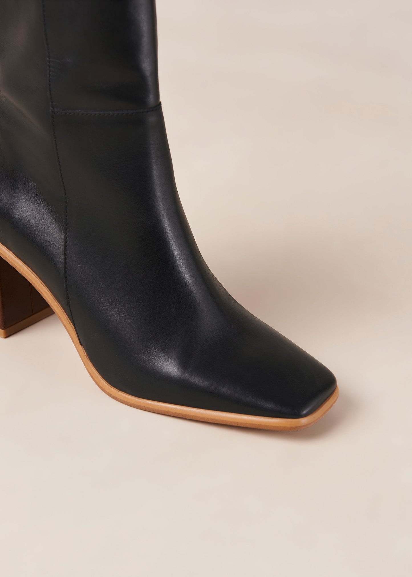 If you don’t know where to go, go West. These sustainable black boots with a block heel give off the ultimate vintage vibes. Sustainably made in Spain. Alohas West Black Vintage Leather Boot.