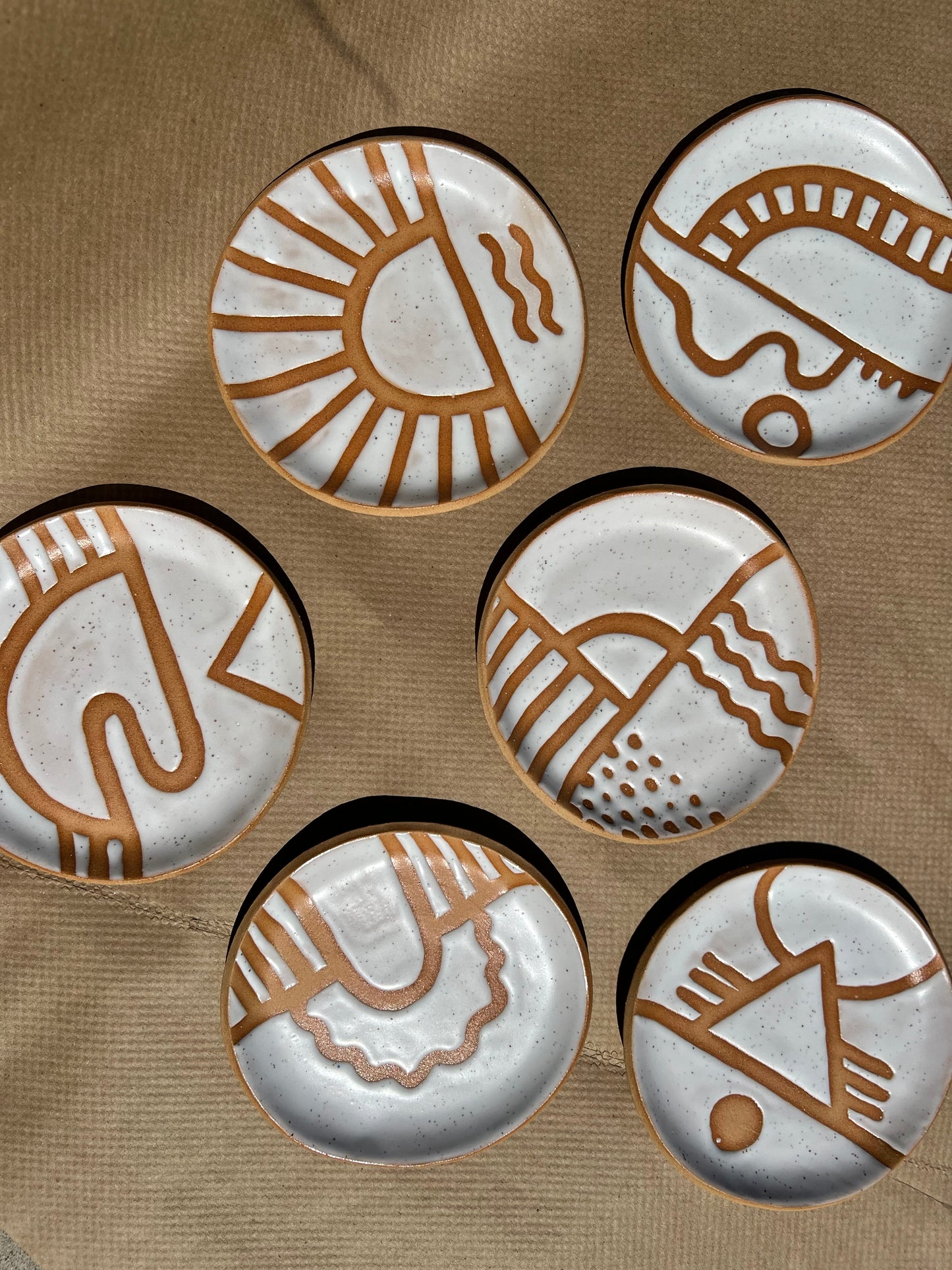Enjoy your breakfast and snacks on these unique little dishes. Also suitable for your last clove of garlic, a tealight, your precious jewels, or that late night brownie.