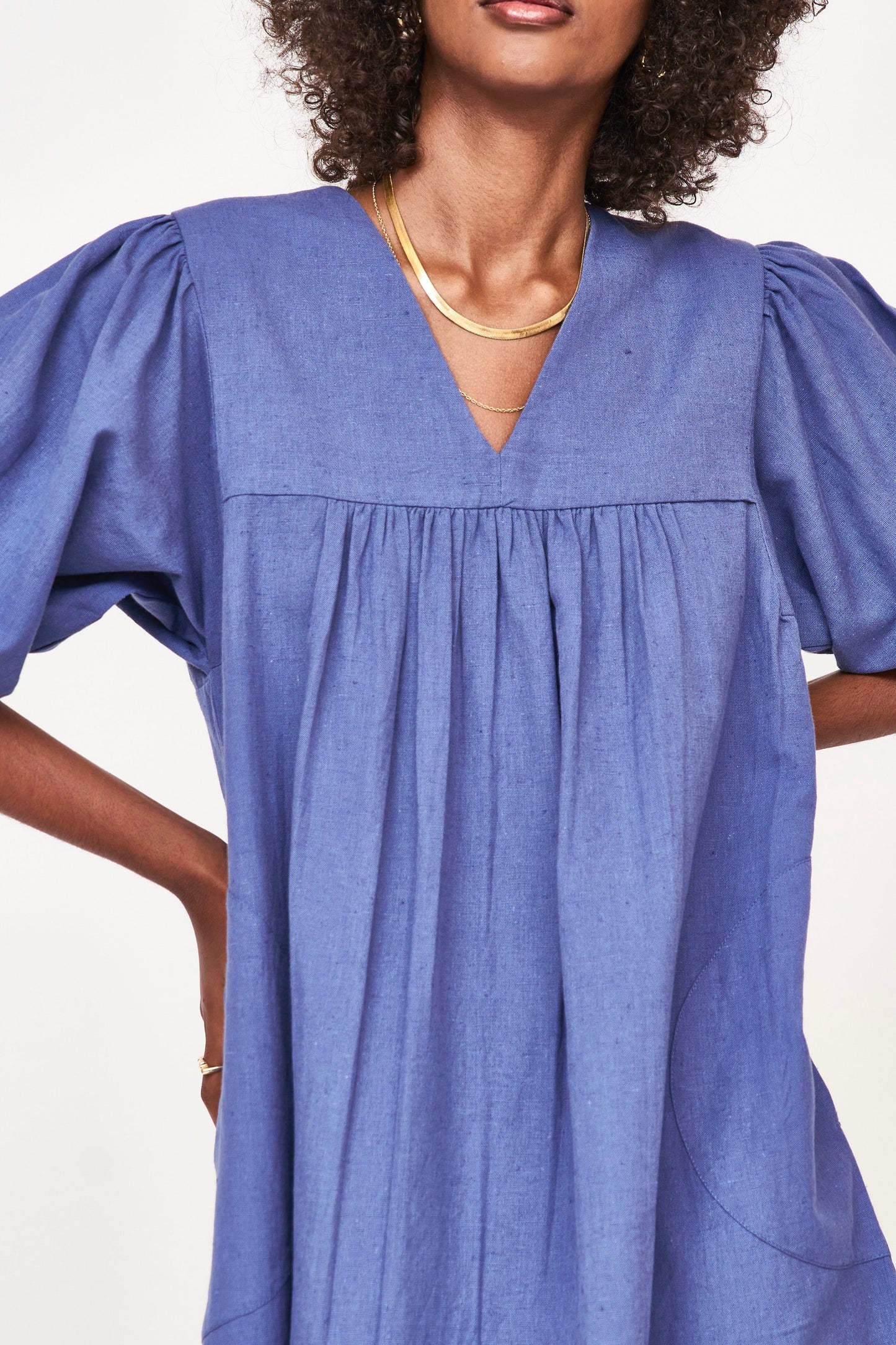 An easy, pullover style dress with a relaxed fit, made with 100% cotton that's hand loomed to give it a linen feel. Ethically made in India.
