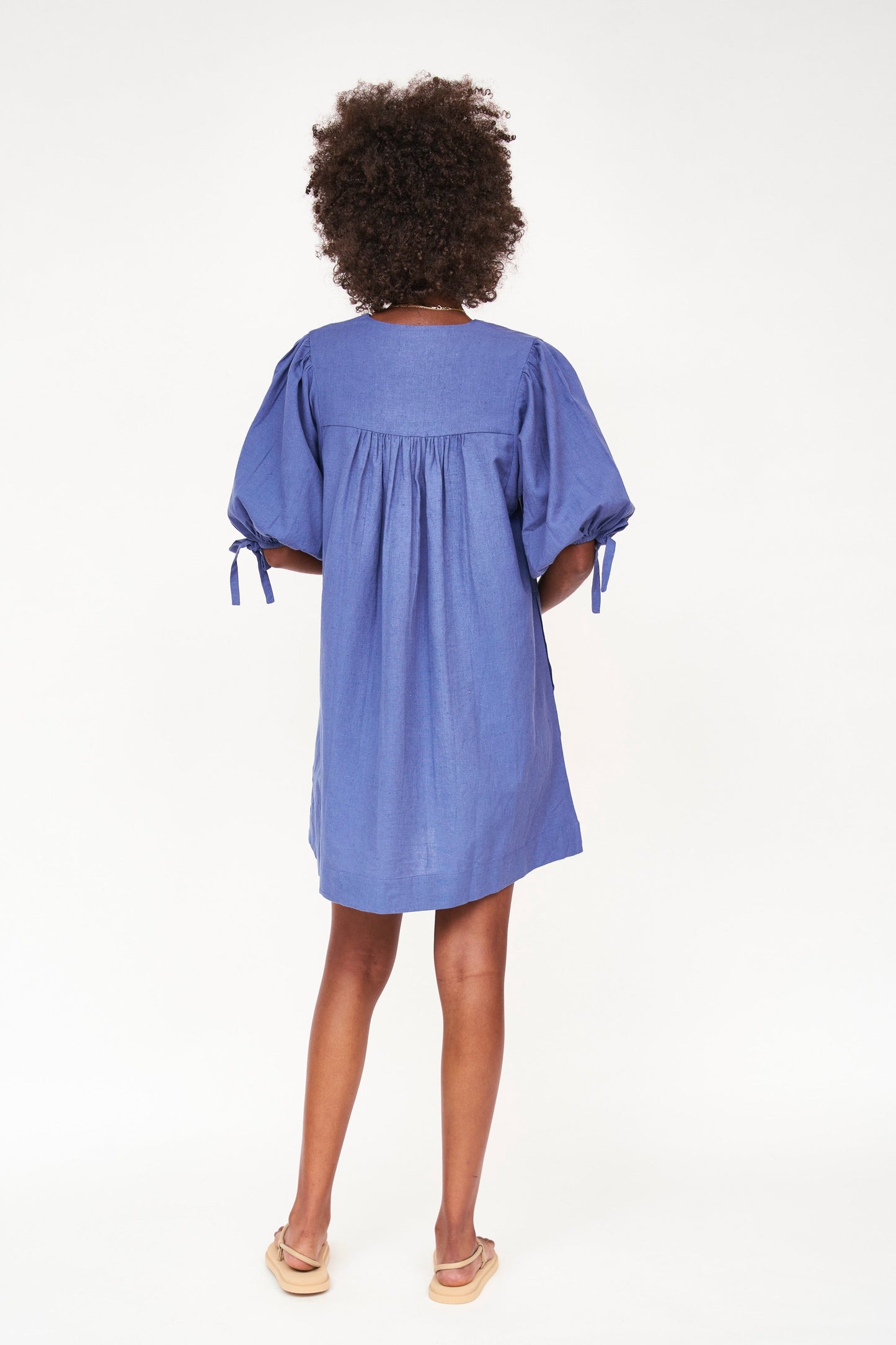 An easy, pullover style dress with a relaxed fit, made with 100% cotton that's hand loomed to give it a linen feel. Ethically made in India.