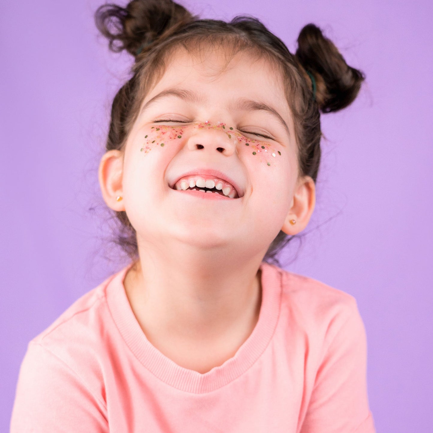 oh flossy biodegradable glitter / This set has everything you need to dress up and play! Your little one will shine brighter when wearing Biodegradable Glitter. Simply use the natural primer to apply the loose glitter to the face, hair, nails or body. However, Bio-glitter is not just for makeup, it can also be used in craft projects and creative & sensory play dough or slime...the skies the limit!
