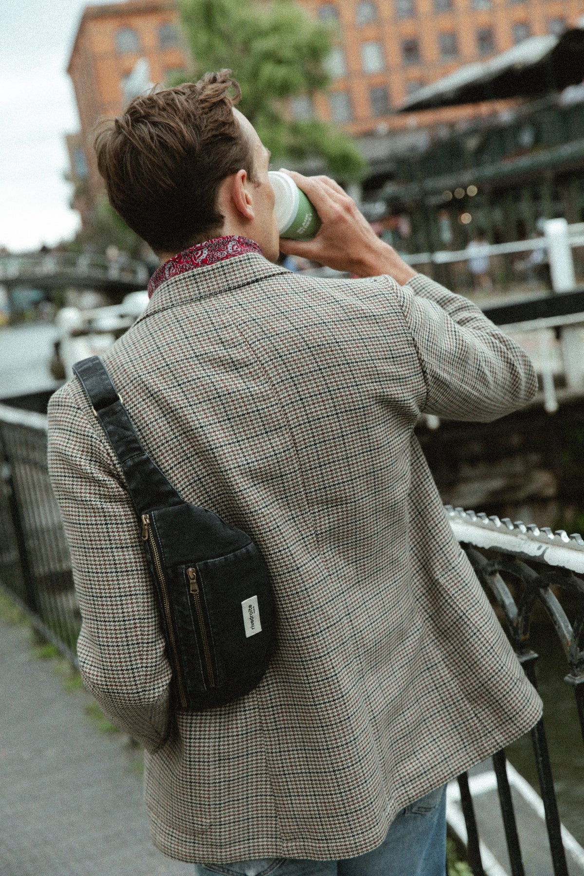 The Orsel allows you to carry all your daily essentials with its rectangular shape and 2 compartments. Slip your credit cards in the small zip compartment, and your larger essentials in the main one. Made with recycled denim and end-of-stock textile industry fabrics. Designed in Paris, France.