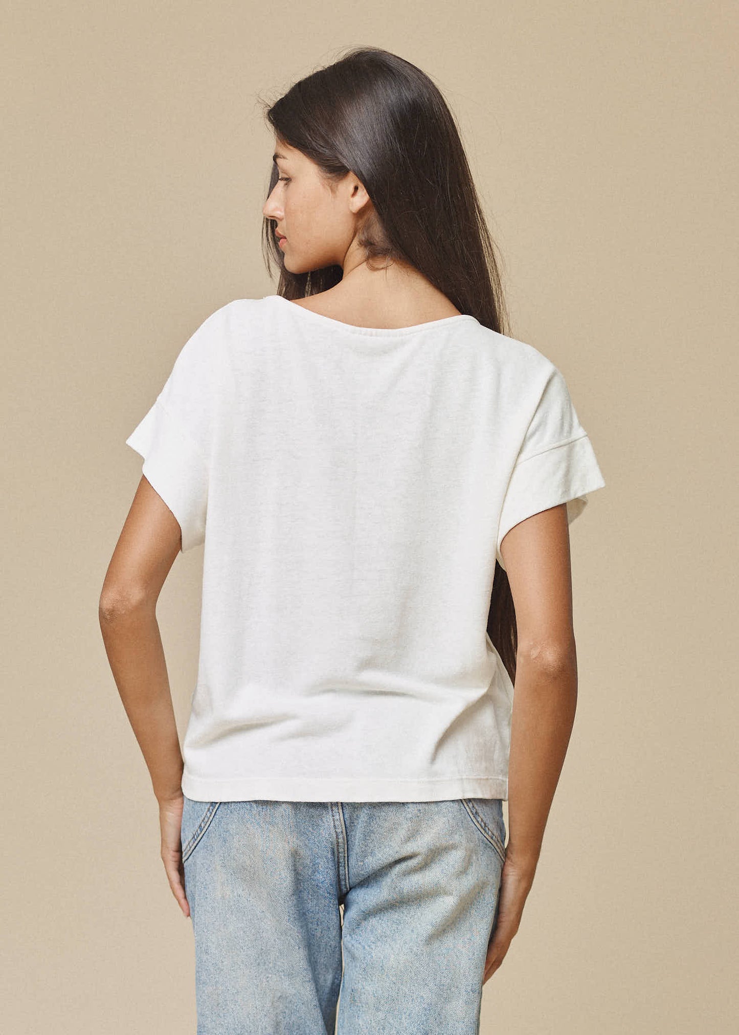 For all the pocket lovers: we see you. A boxy shape and slightly slubby texture with two slim pockets to stash the moonbeams and mushrooms you collect. 55% Hemp 45% Organic Cotton. Sustainably made in Los Angeles. Jungmaven Taos top