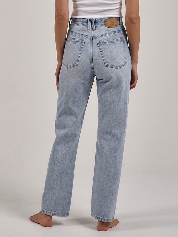 The Pulp Jean has a high rise with a cropped leg. This timeless cut and color will always save you on those days when you just don't know what to wear. Made with 100% Organic Cotton and design in Byron Bay, Australia.