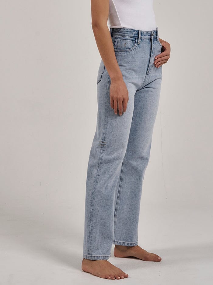 The Pulp Jean has a high rise with a cropped leg. This timeless cut and color will always save you on those days when you just don't know what to wear. Made with 100% Organic Cotton and design in Byron Bay, Australia.