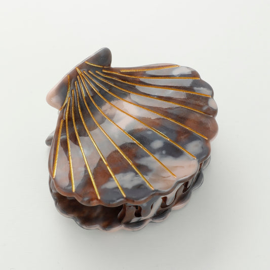 These seashell claw clips feature hand-painted details with a warm, earthy marbled texture. Made with eco-friendly material that is both durable and comfortable.