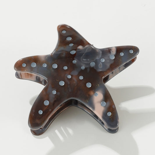 These starfish claw clips feature hand-painted details with a warm, earthy marbled texture. Made with eco-friendly material that is both durable and comfortable.
