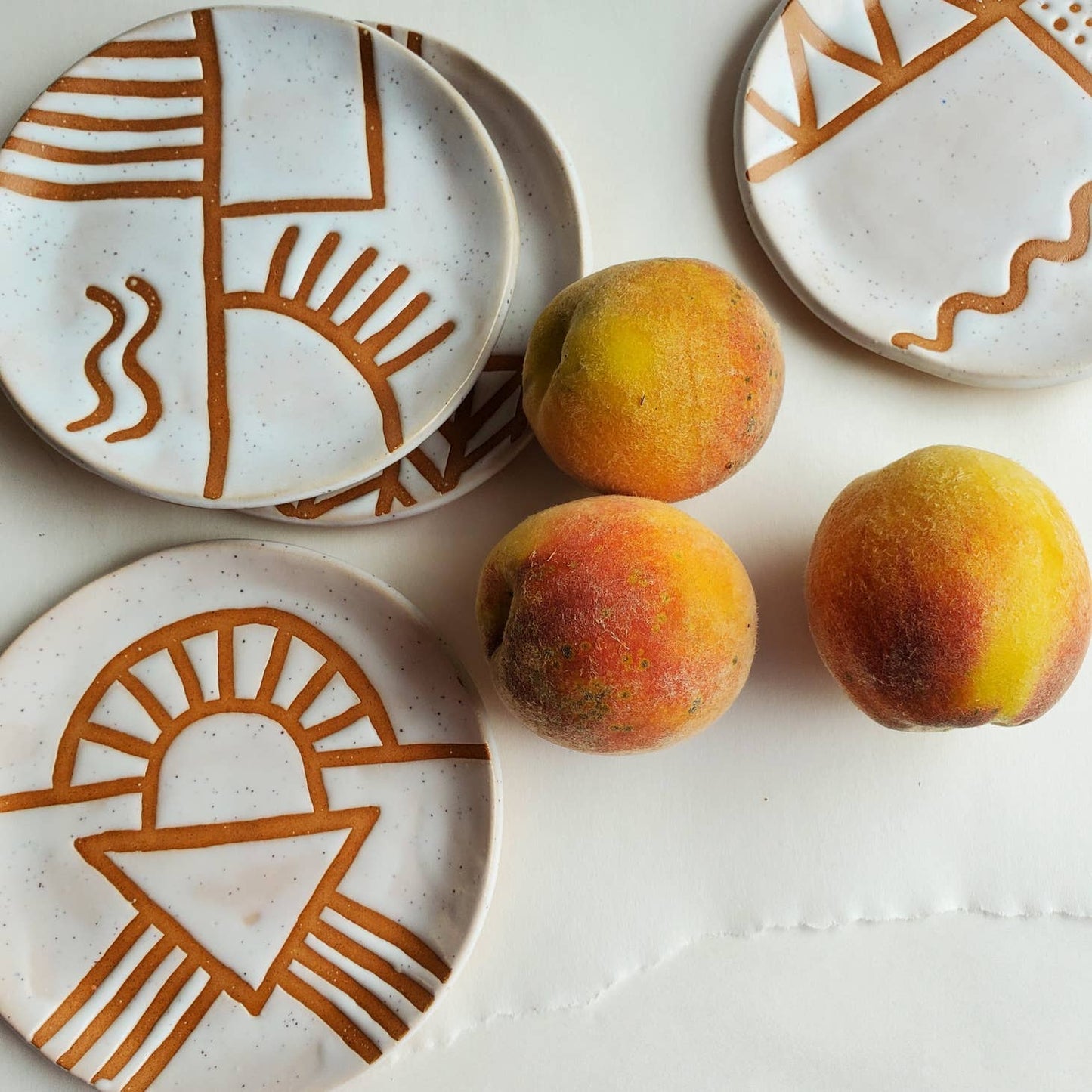 Enjoy your breakfast and snacks on these unique little dishes. Also suitable for your last clove of garlic, a tealight, your precious jewels, or that late night brownie.