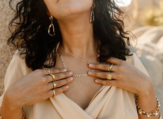 Dea dia / Dainty, lightweight 14k gold fill Figaro chain with toggle clasp closure. Wear it alone for a simple statement or layer it up for higher impact. Clasp can be worn in the front or back. 16.75" length - Designed and handmade in Los Angeles.