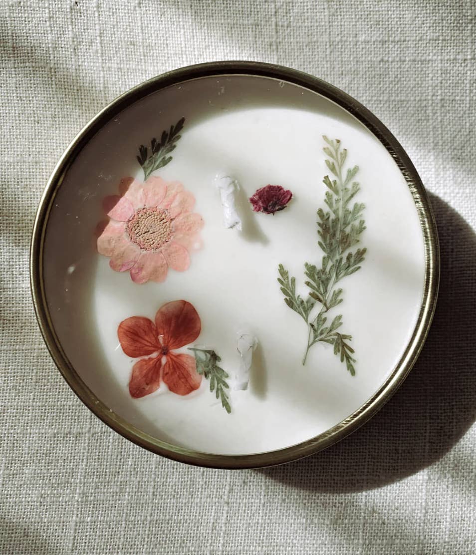 Appealing to both masculine and feminine sensibilities, hints of amber, tonka and sage give this soy wax candle an earthy quality with touches of soft florals and herbs. 100" soy wax candle topped with beautiful pressed & dried flowers - Hand poured in small batches in San Diego, CA.