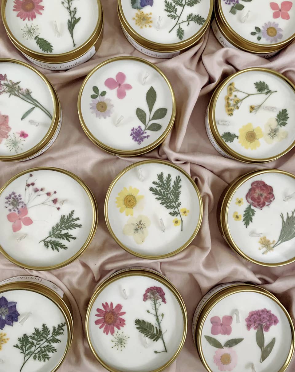Appealing to both masculine and feminine sensibilities, hints of amber, tonka and sage give this soy wax candle an earthy quality with touches of soft florals and herbs. 100" soy wax candle topped with beautiful pressed & dried flowers - Hand poured in small batches in San Diego, CA.