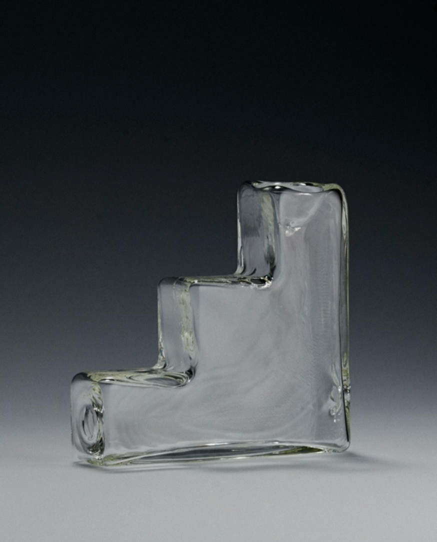 Acting as a decorative object and intended to be placed on display, it functions both as an incense holder and a discrete pipe. Handmade with borosilicate glass by Laundry Day.