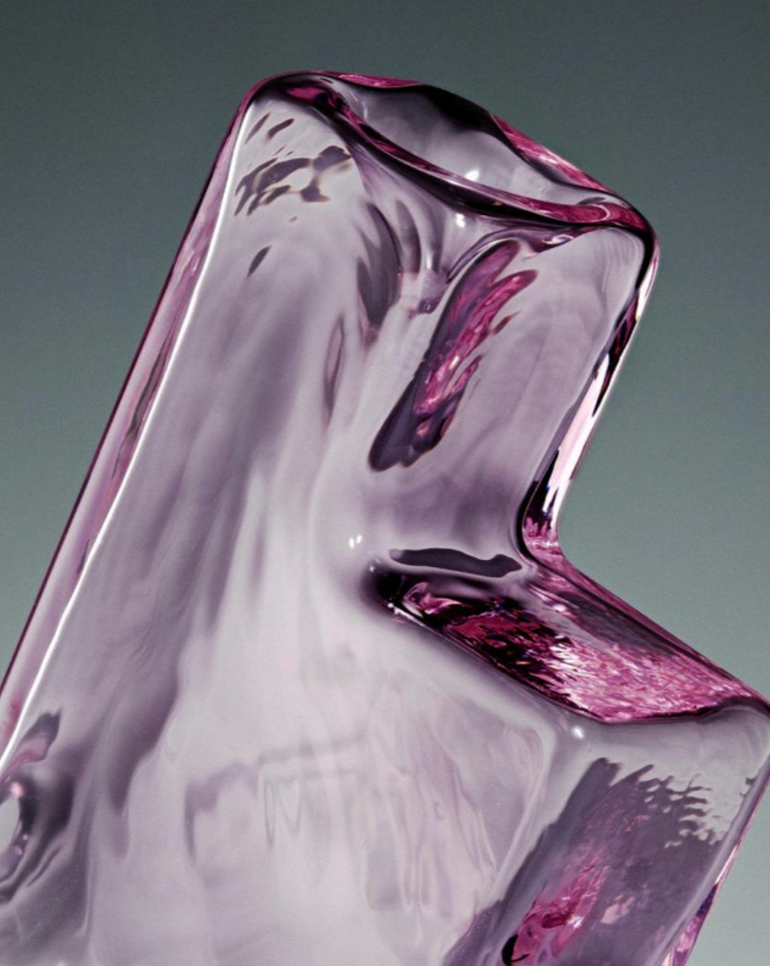 Acting as a decorative object and intended to be placed on display, it functions both as an incense holder and a discrete pipe. Handmade with borosilicate glass by Laundry Day.