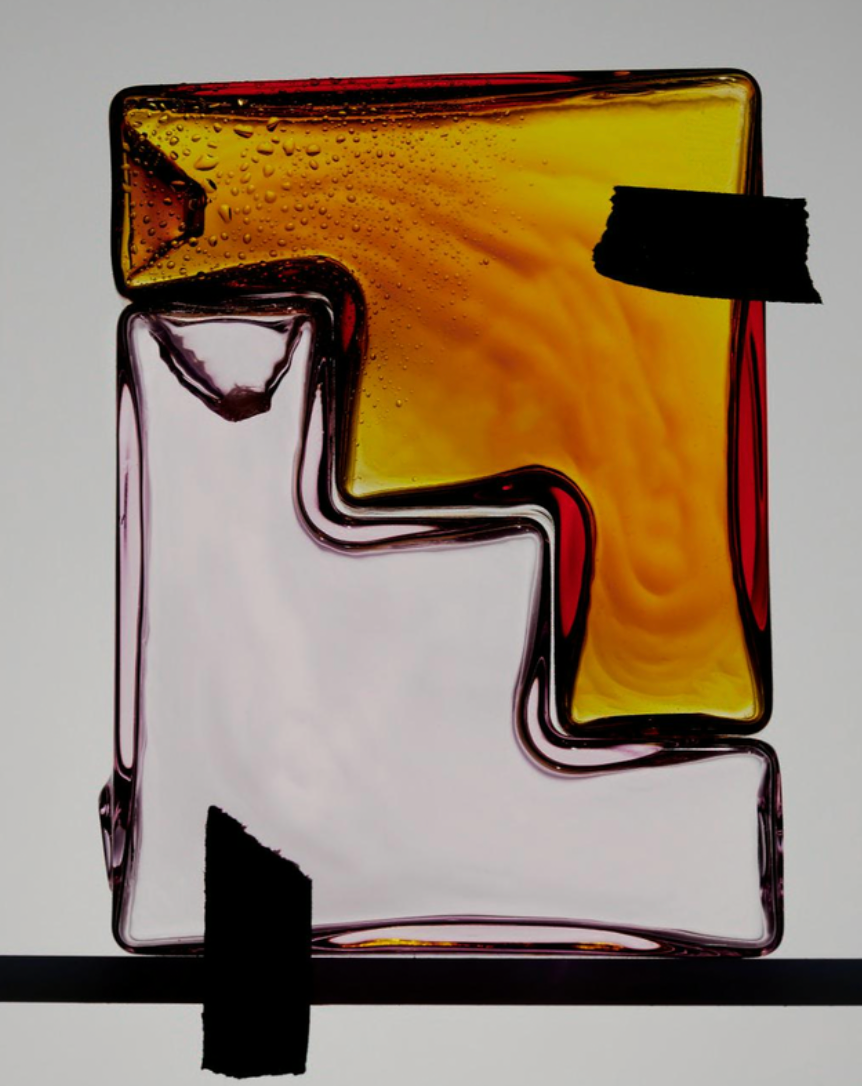 Acting as a decorative object and intended to be placed on display, it functions both as an incense holder and a discrete pipe. Handmade with borosilicate glass by Laundry Day.