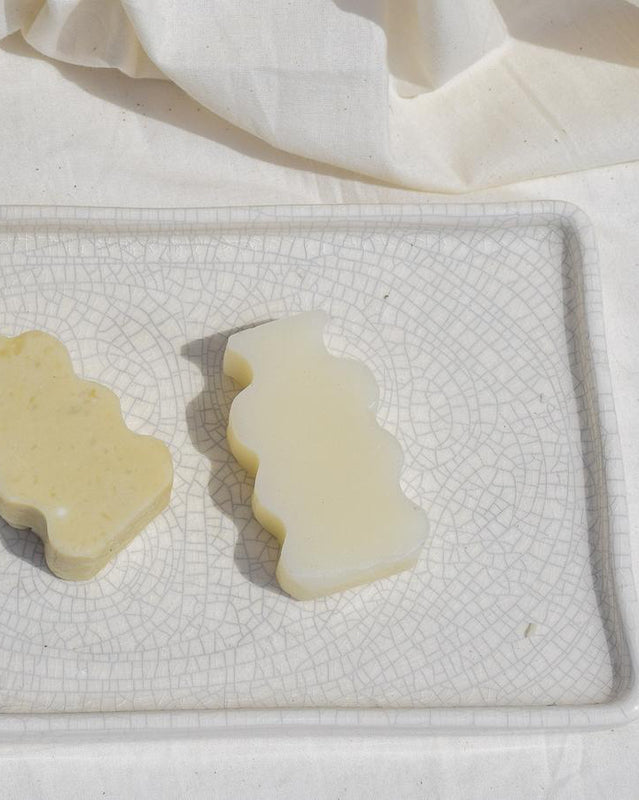 Crafted with real cruelty-free liquidized silk protein, this conditioner bar is the master of increasing shine, reducing frizz, and detangling. Great for virtually all hair types- easily control your application by creating a gel in your hands and applying to the ends of your strands.