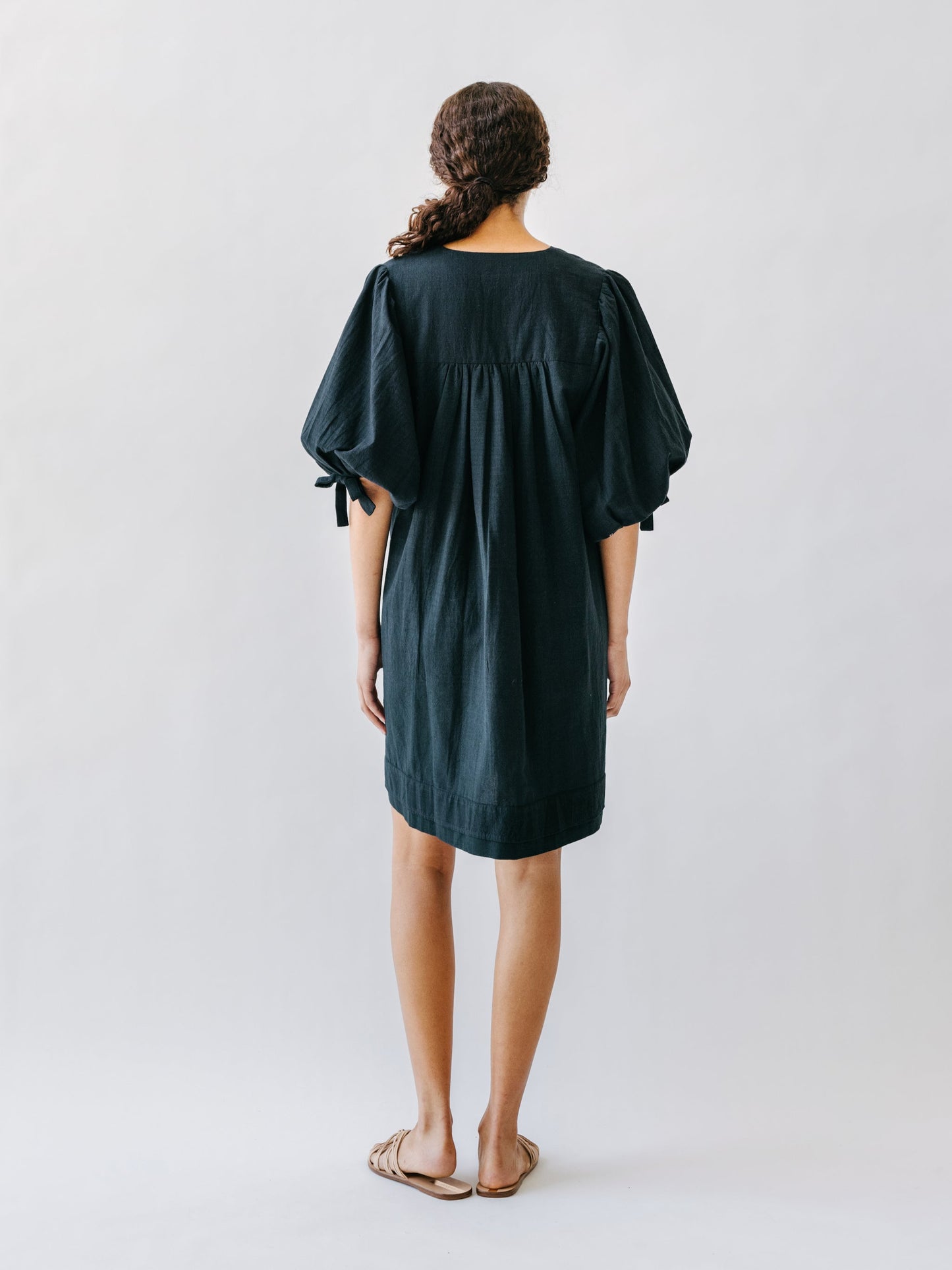 An easy, pullover style dress with a relaxed fit, made with 100% cotton that's hand loomed to give it a linen feel. Ethically made in India.