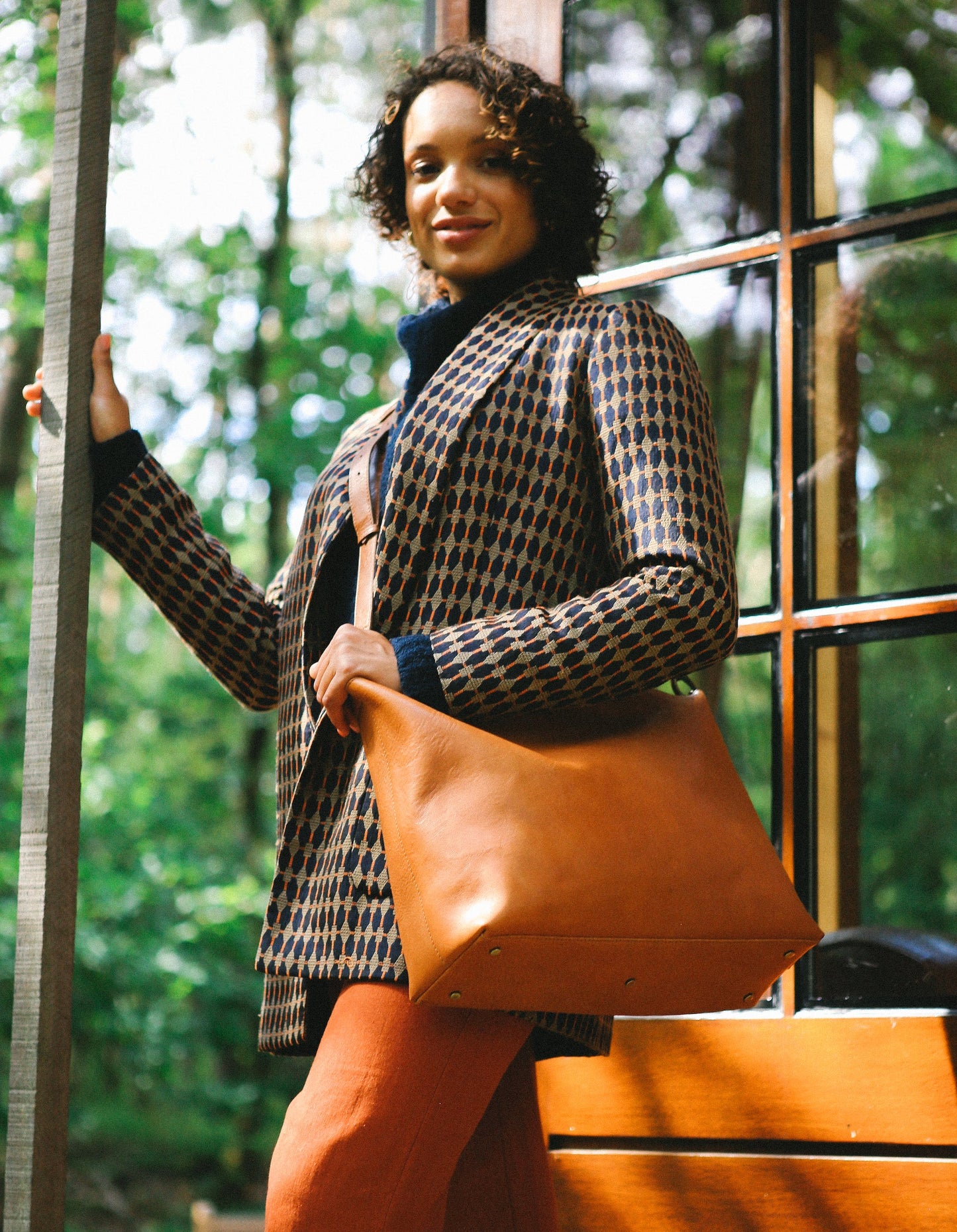 Nonchalant yet stylish, Olivia is perfect for all purposes. Bringing her to the office? With a broad top zipped opening, she fits up to a 15” laptop and all your documents. Going on a weekend trip? She keeps your belongings organized with her three separate compartments and a stable base to stay straight by your side. Made in India.