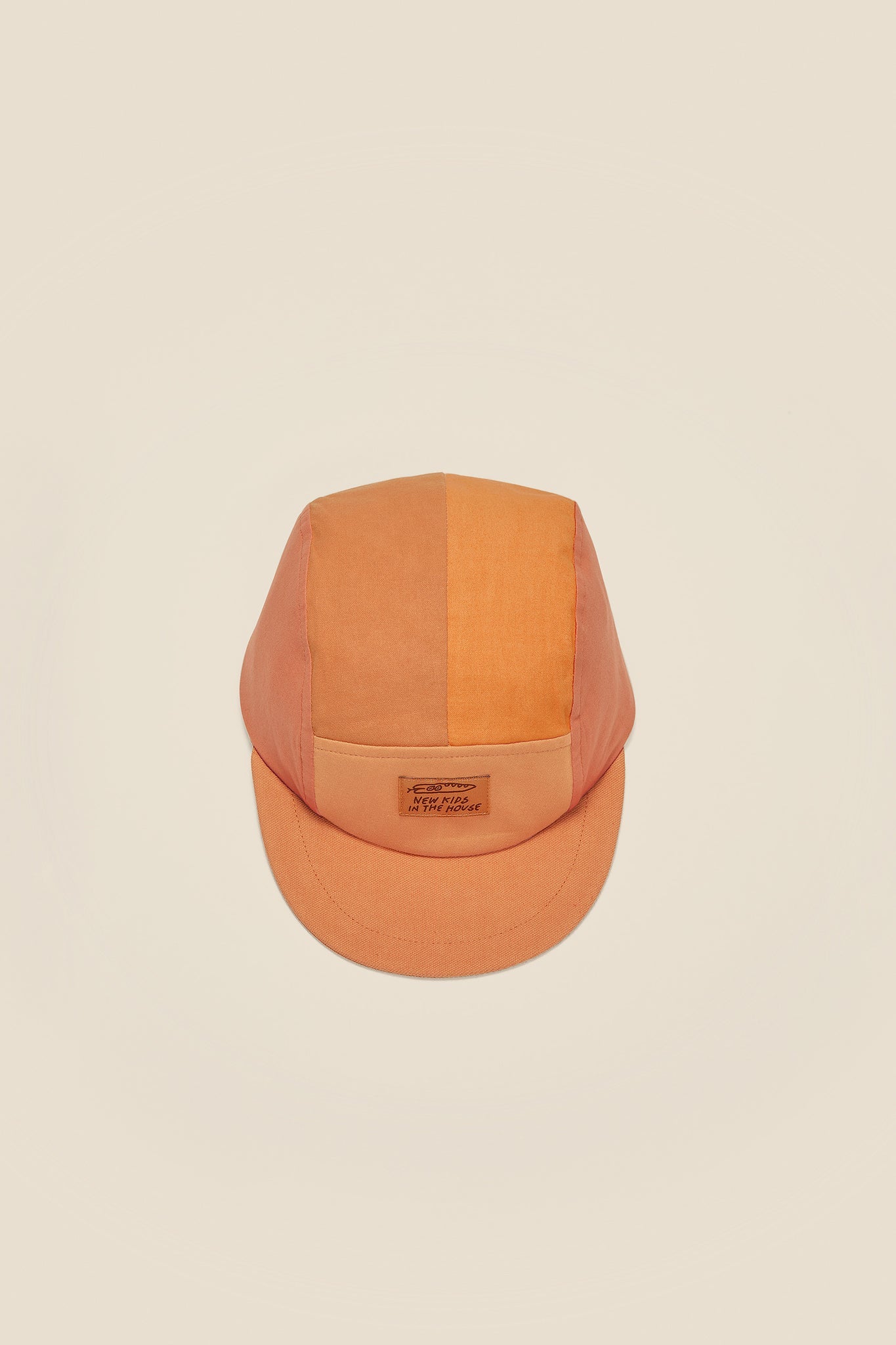 Calvin is a 5-panel cap for kids aged between 2 and 6. It is adjustable, so it grows with your kid. Made from pre-used bedlinen, with cotton lining & soft visor. - Made in Germany