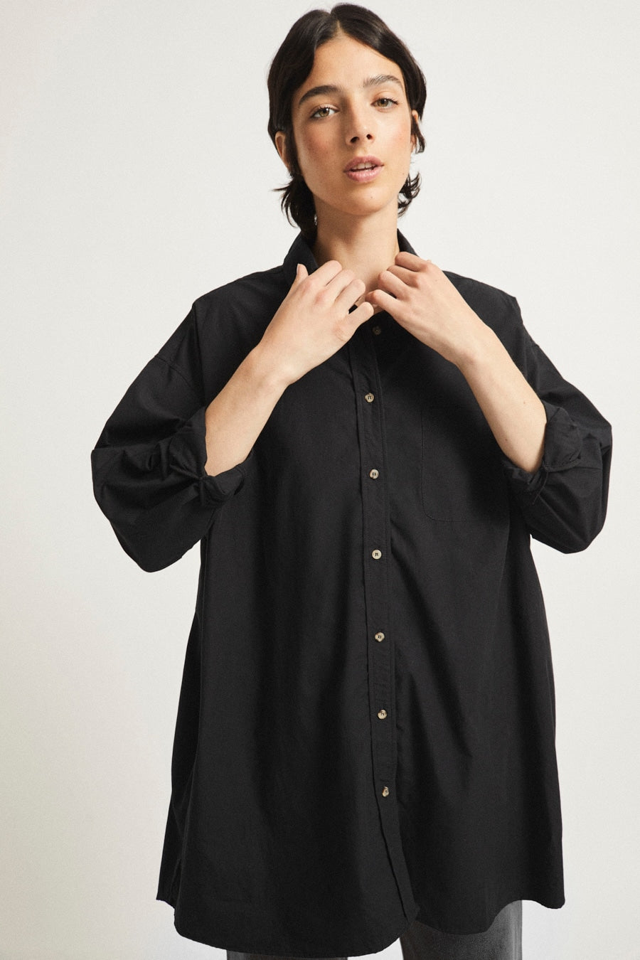 rita row morris shirt / Oversize shirt in cotton poplin fabric with a mandarin collar and classic placket. With long puffed sleeves and adjustable button cuffs.
