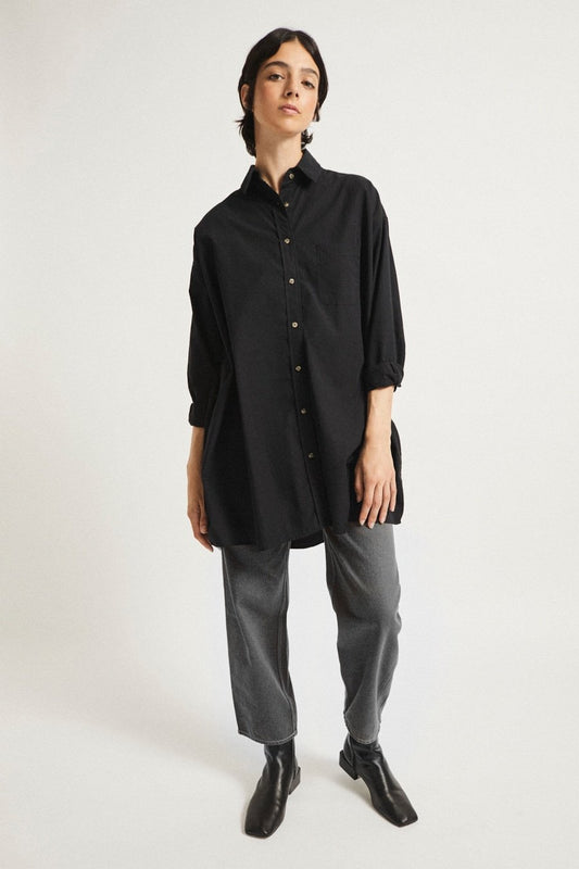 rita row morris shirt / Oversize shirt in cotton poplin fabric with a mandarin collar and classic placket. With long puffed sleeves and adjustable button cuffs.
