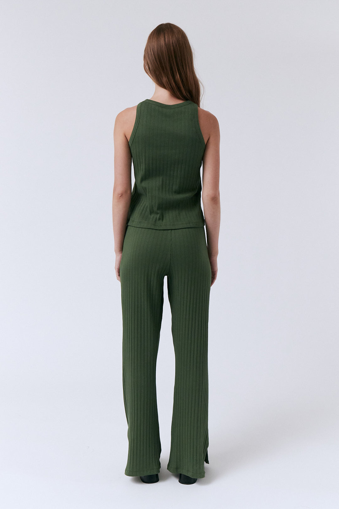Ribbed pants with elastic waistband. Feature a small slit that provides extra comfort and enhances leg silhouette. 96% organic cotton 4% elastane - Sustainably made in Spain