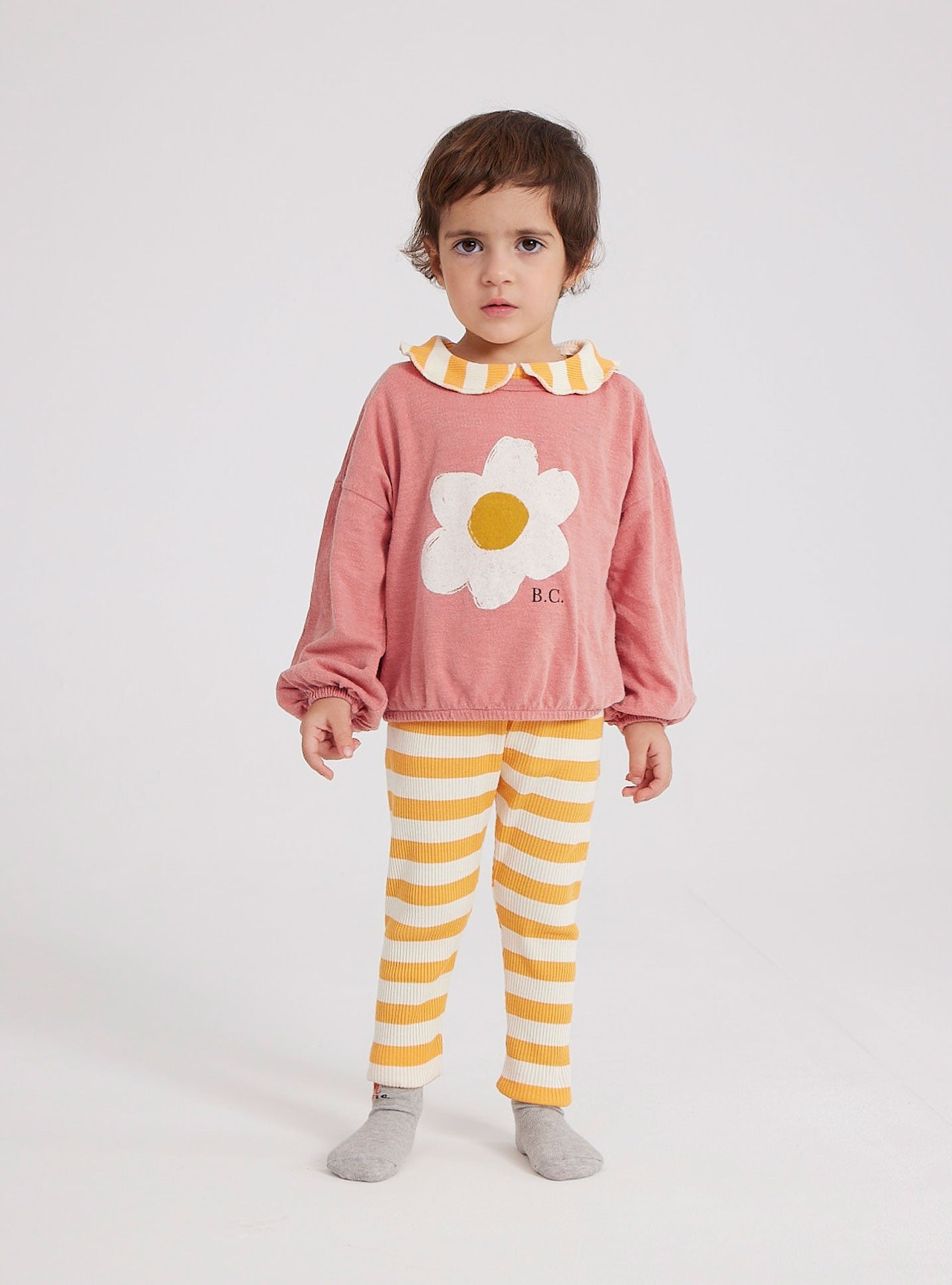 Bobo Choses Baby Big Flower Girl T-Shirt - 100% organic cotton salmon pink long sleeve t-shirt. Designed with long sleeves, dropped shoulder, shoulder snap fastening, elasticated bottom and elasticated cuffs. It has a loose fit. It has a loose fit. Made in Spain.
