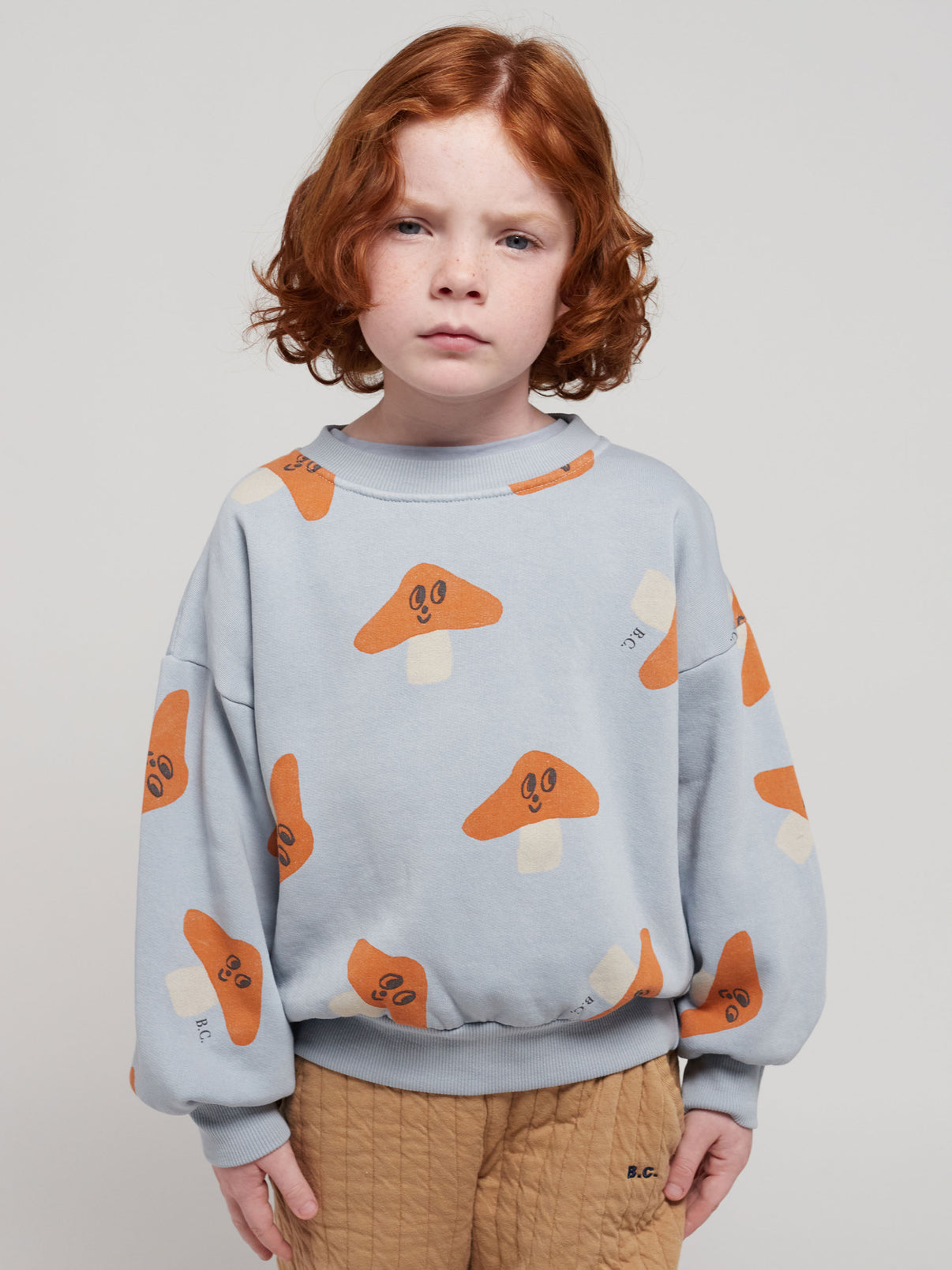 95% organic cotton 5% elastane light blue sweatshirt with playful mushroom print. Designed with long sleeves & dropped shoulder. It has a loose fit.  Made ethically and sustainably in Portugal for Bobo Choses. mr mushroom sweatshirt