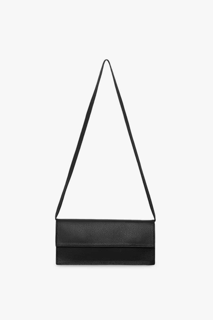 Mini leather purse with enough room to fit all your essentials. Made with 100% leather free from animal abuse. Ethically made in Portugal.
