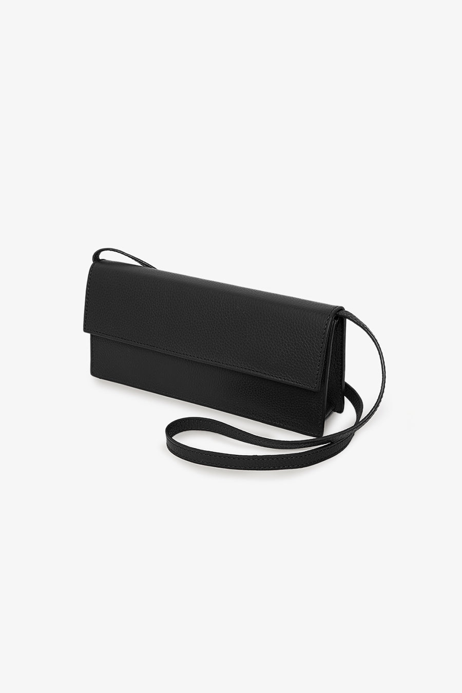Mini leather purse with enough room to fit all your essentials. Made with 100% leather free from animal abuse. Ethically made in Portugal.