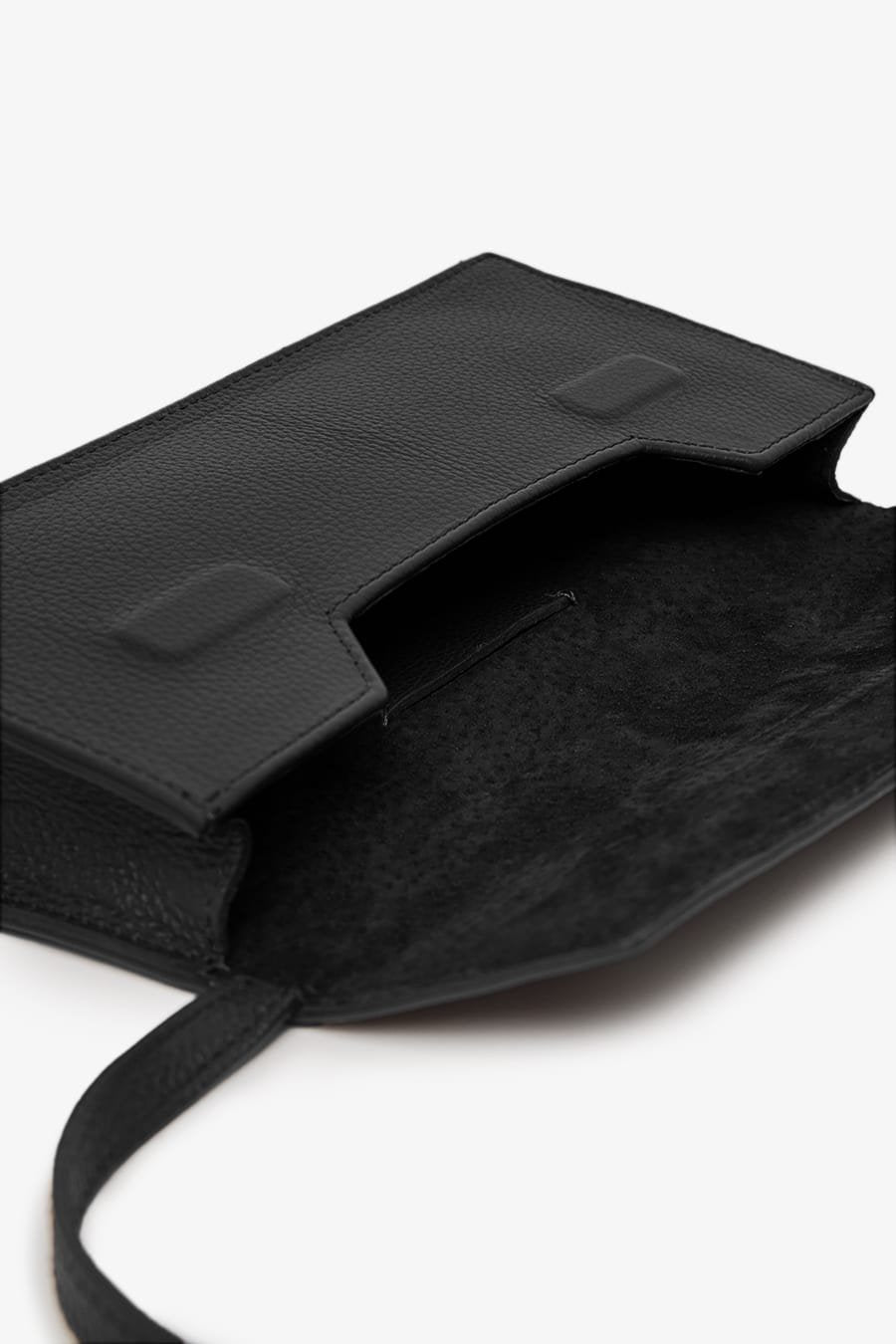 Mini leather purse with enough room to fit all your essentials. Made with 100% leather free from animal abuse. Ethically made in Portugal.