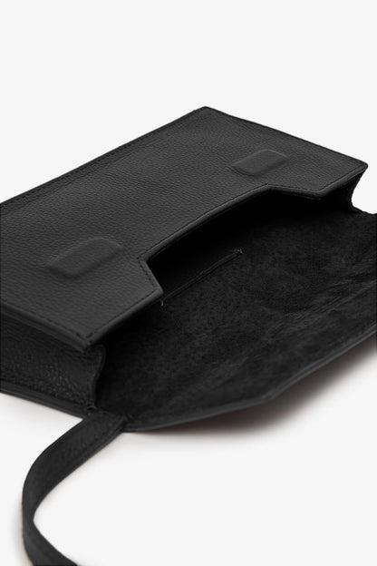 Mini leather purse with enough room to fit all your essentials. Made with 100% leather free from animal abuse. Ethically made in Portugal.