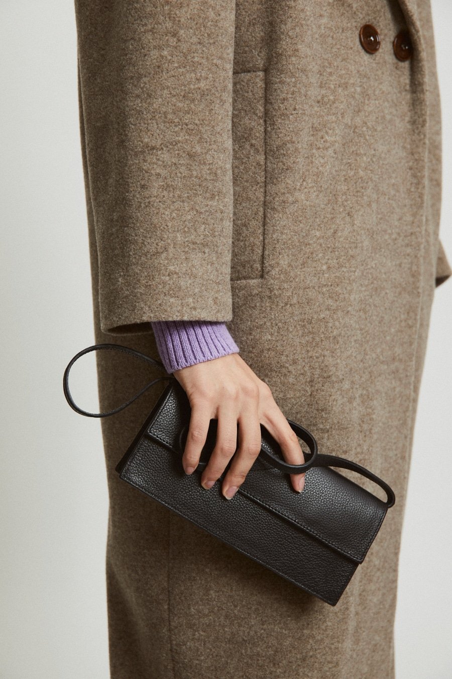 Mini leather purse with enough room to fit all your essentials. Made with 100% leather free from animal abuse. Ethically made in Portugal.
