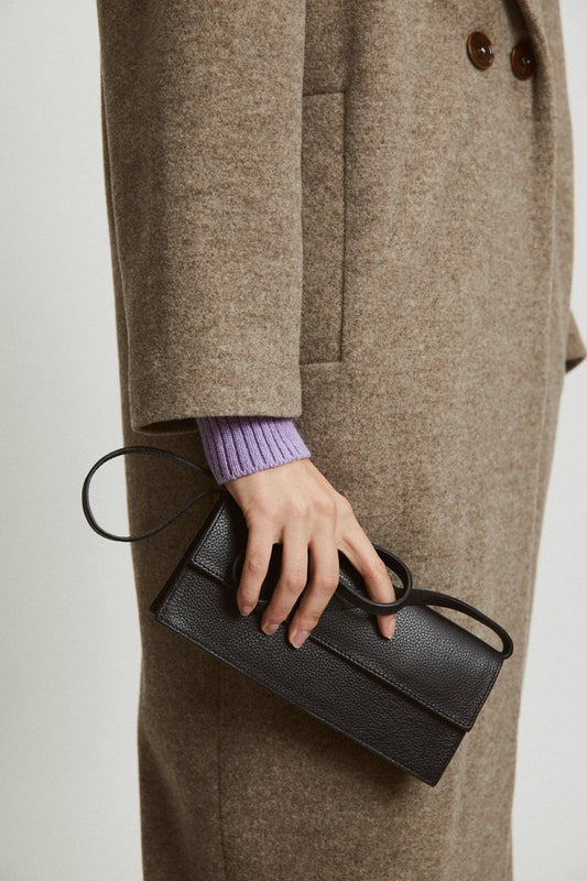 Mini leather purse with enough room to fit all your essentials. Made with 100% leather free from animal abuse. Ethically made in Portugal.