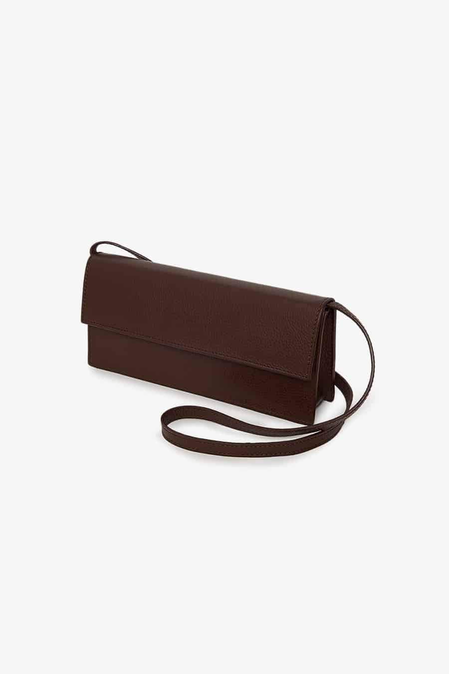 Mini leather purse with enough room to fit all your essentials. Made with 100% leather free from animal abuse. Ethically made in Portugal.